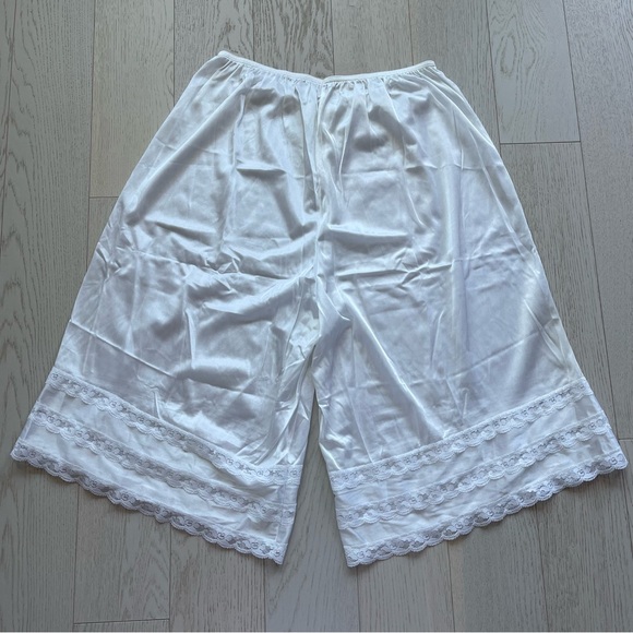 Vintage White Lace Trim 100% Nylon High Rise Wide Leg Bloomers Pettipants Shorts - Picture 7 of 16